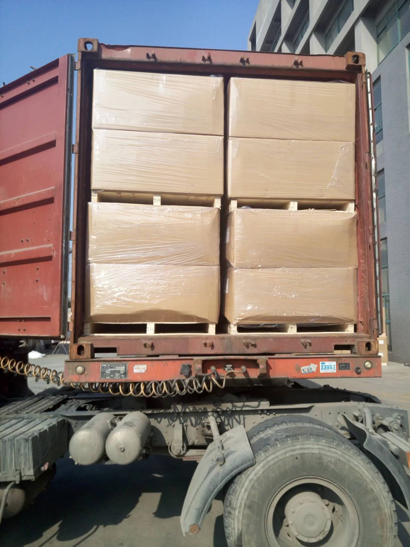 羊群带托盘的大纸箱