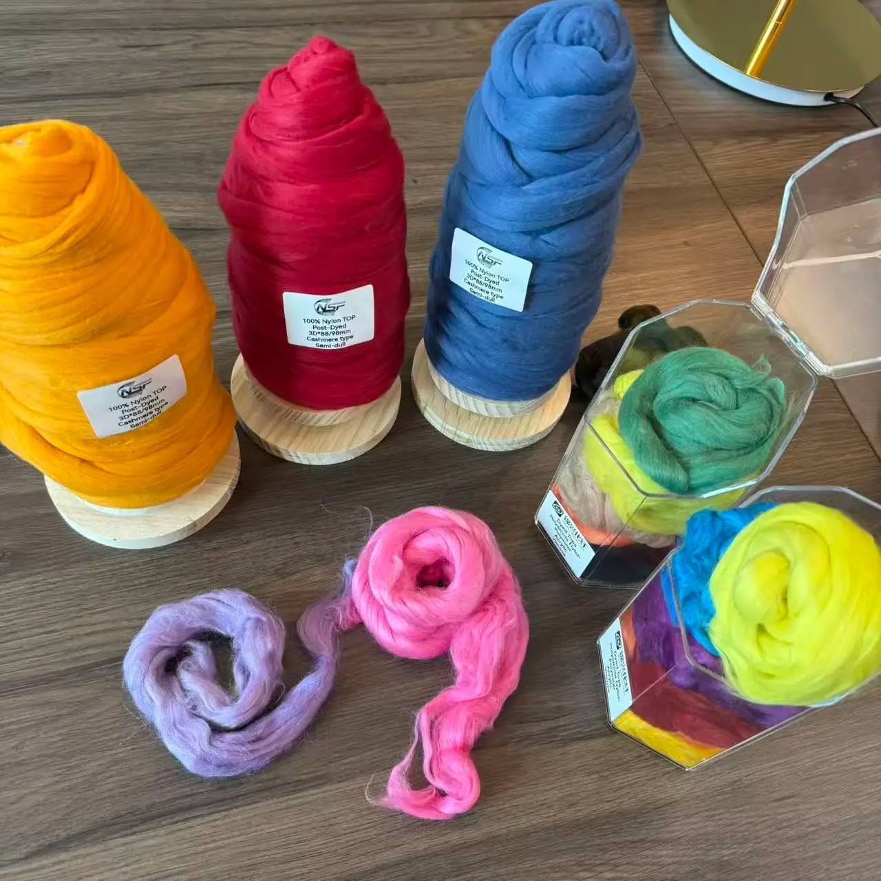 나일론 6 나일론 66 탑스 후염색 컬러 난연성 특징 반광택 폴리에스터 아크릴 비스코스 울 3D X 88mm 원사 방적